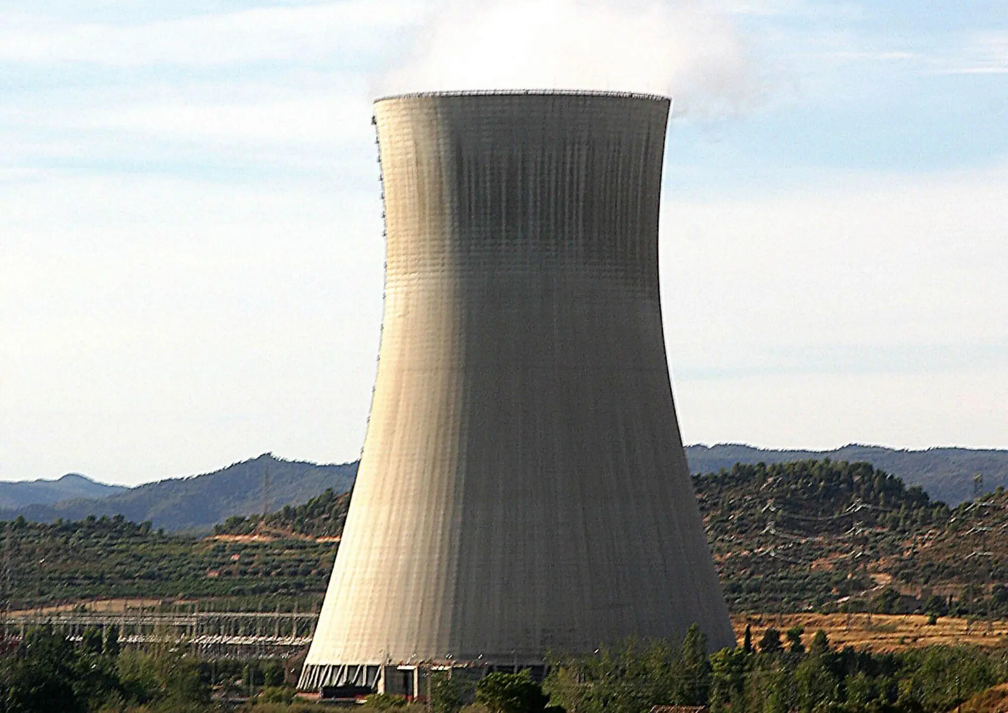 Imatge d'una torre de refrigeració d'una central nuclear.
